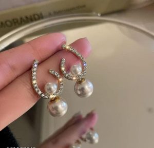 Elegant Zircon Pearl Stone Earrings Material Alloy for girls - Golden